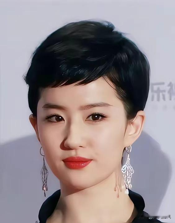 谁说仙女不能有沙气？
刘亦菲一剪刀下去，
直接剪碎了“神仙姐姐”的温婉滤镜！
