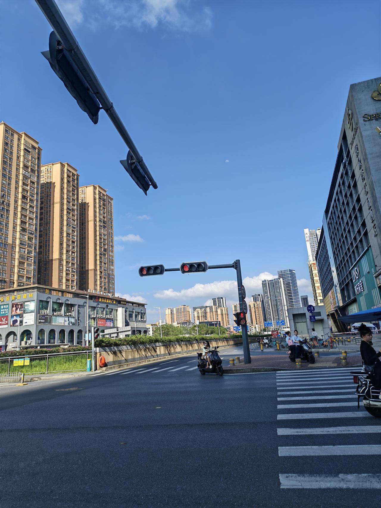 真的回头一看，这条路变化这么大了，毕竟也过去了10年，10年前从这里过，还是要靠
