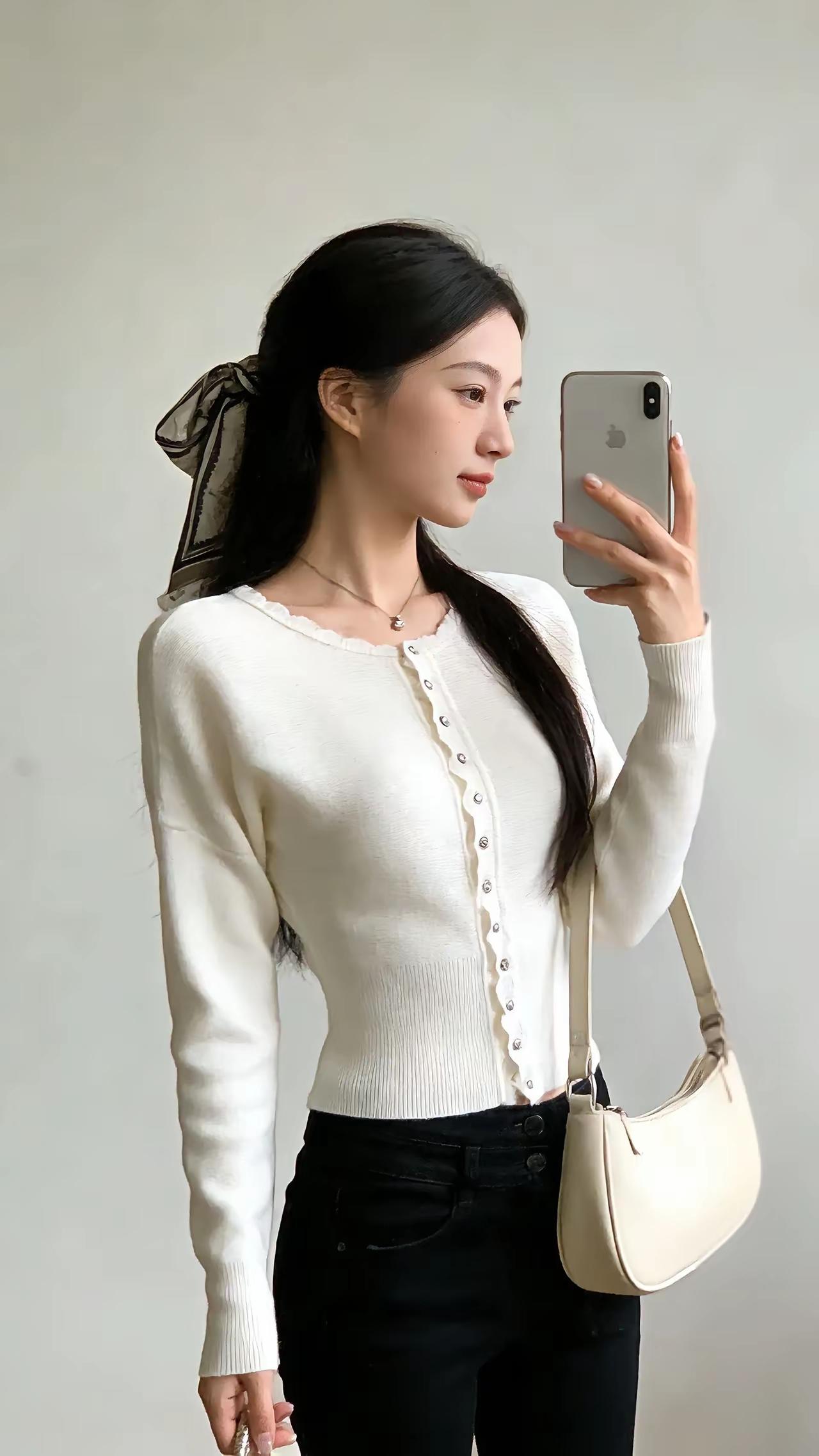 “又纯又欲”的女生魅力非凡，其吸引力远不止于外表，关键在于那极具张力的反差感。这