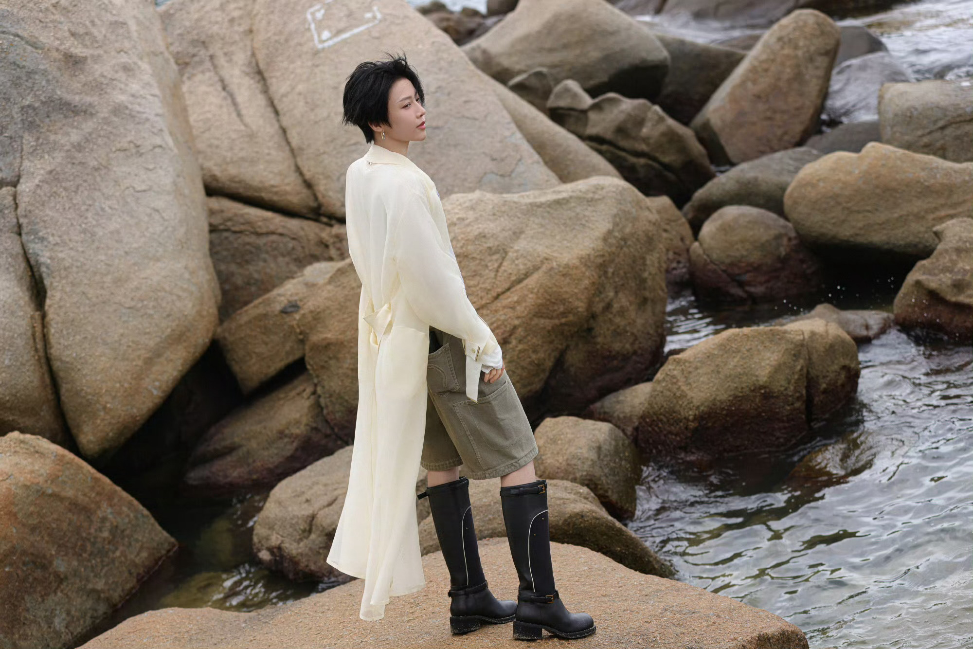 刘雨昕亮相音综音你而来造型大片，身穿THE SHY STREET 长袖衬衫搭配V
