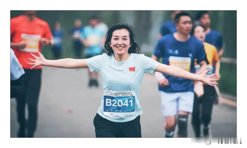 张水华被处分了
那个公开向领导要假期
被称为“最快女护士”
业余马拉松冠军被处分