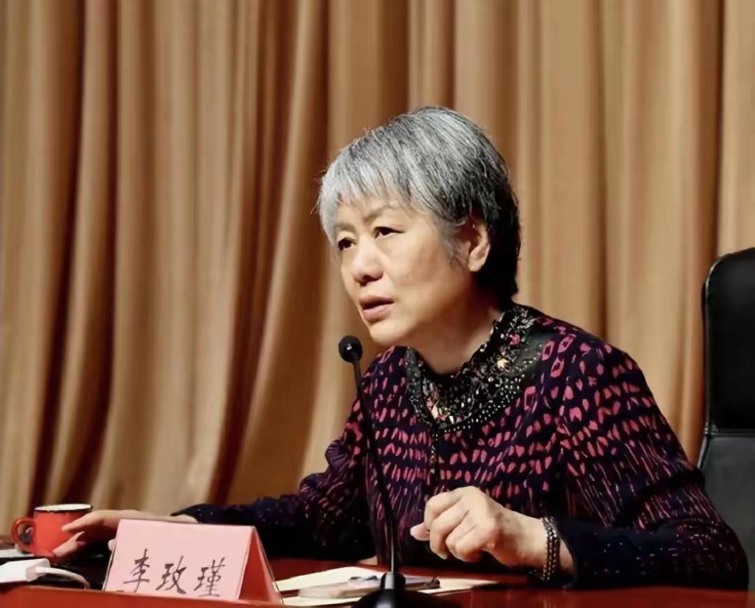 心理学李玫瑾教授说：
“一个脾气暴躁、容易激动的人，其早年的抚养一定是亏欠的；一
