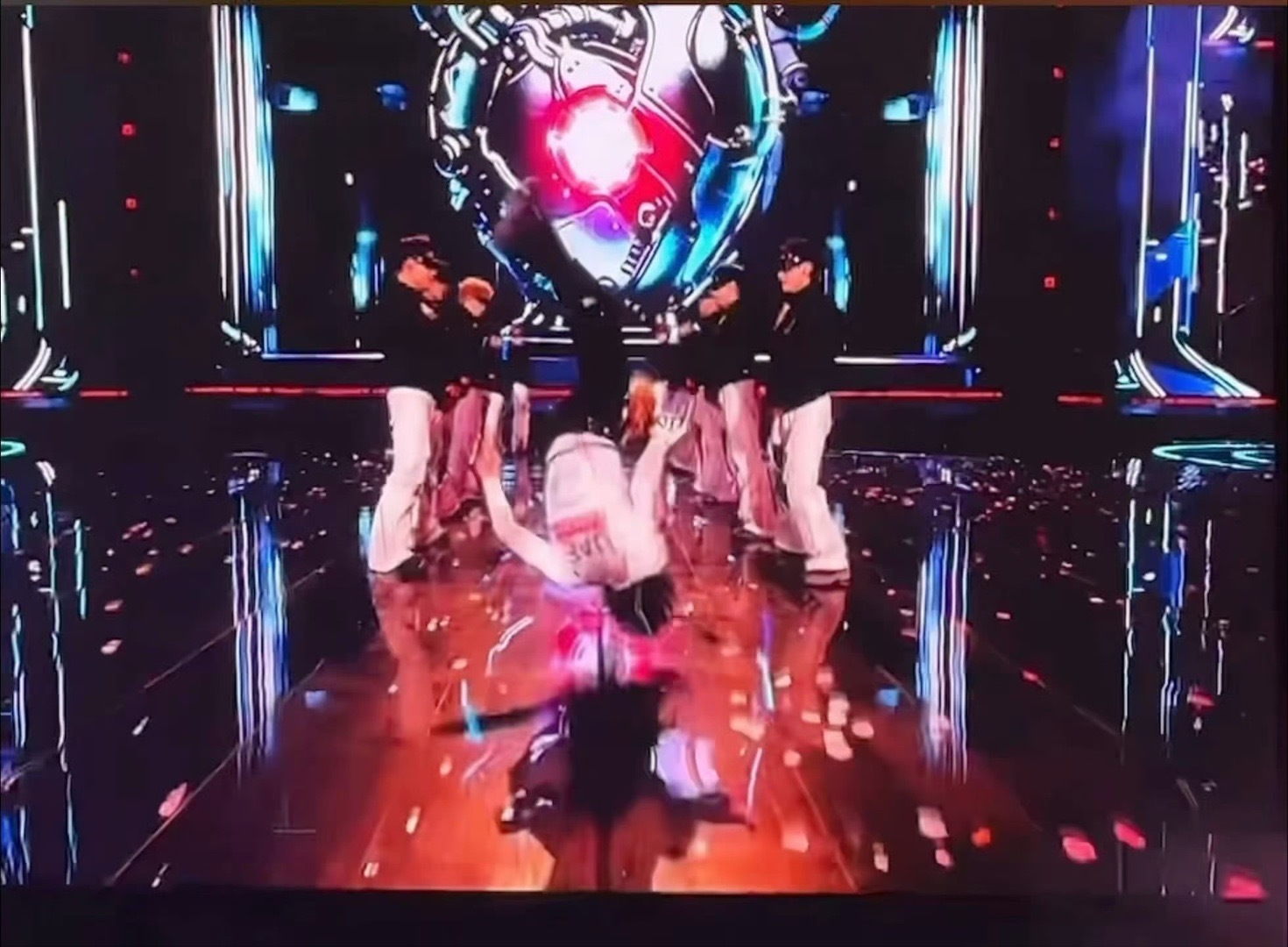 苏新皓腾空后空翻 给我看傻了，苏新皓的后空翻是腾空的，舞台实力已经进化成这样了嘛