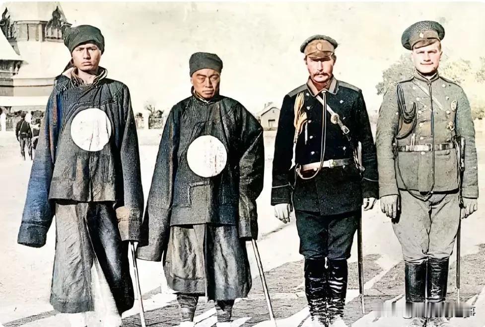 是一张100多年前的相片
两个苏联警察，两个中国巡逋。  
从服装上就能看出谁强