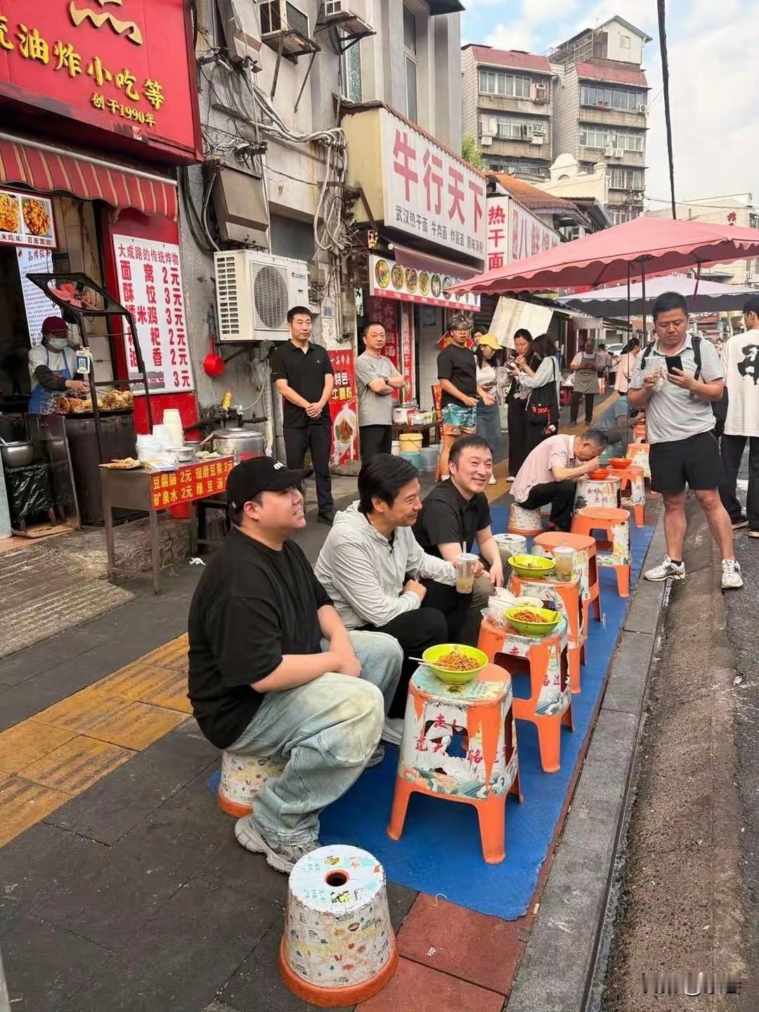 雷总吃面又双叒上热搜了！老黄吃地摊他跟着学，马斯克睡车间他也跟着学，这么大把年纪