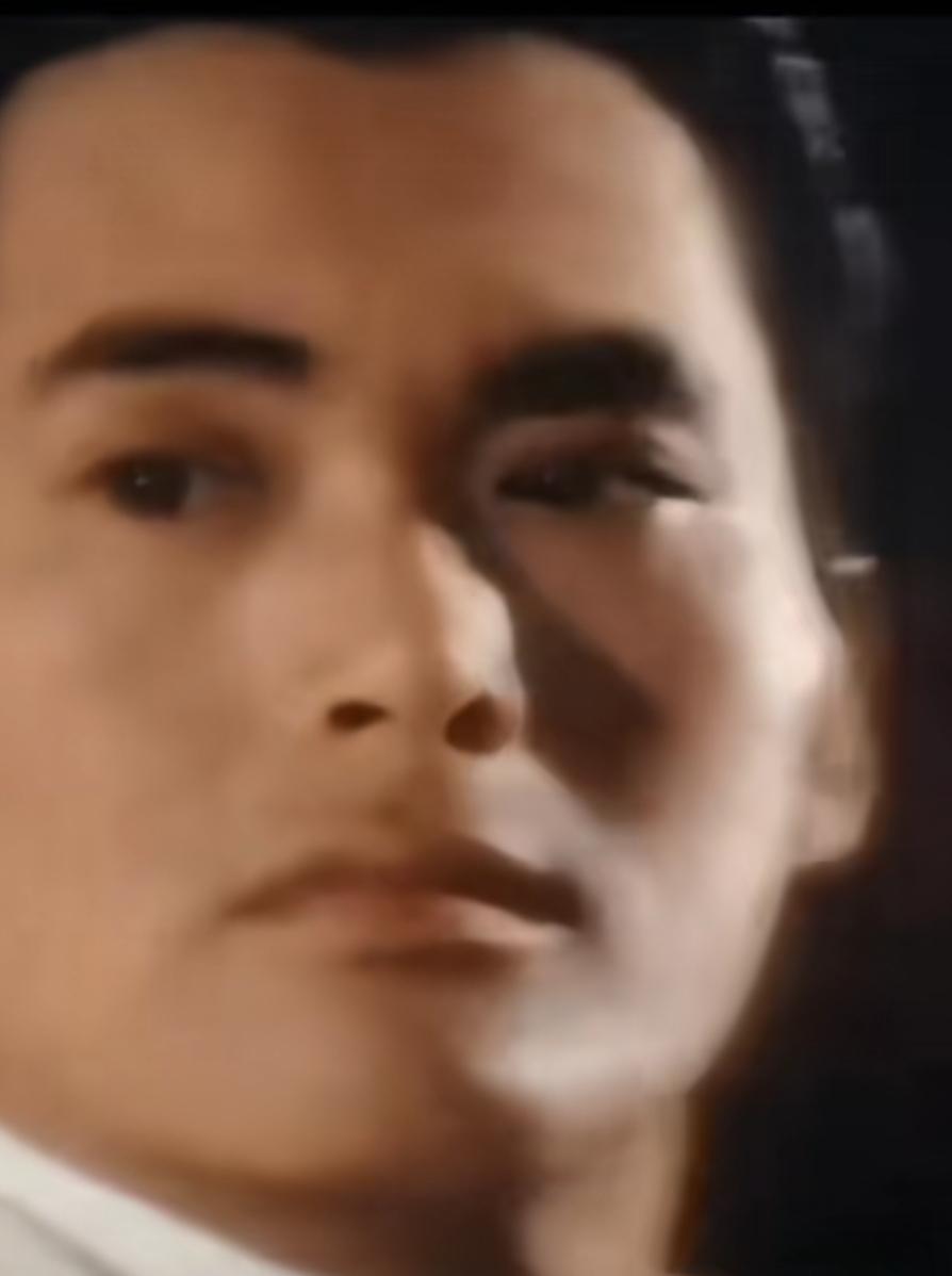 这位帅哥表情好严肃啊！还记得这张脸吗？太帅气了。还记得这是什么剧，什么人物吗？超