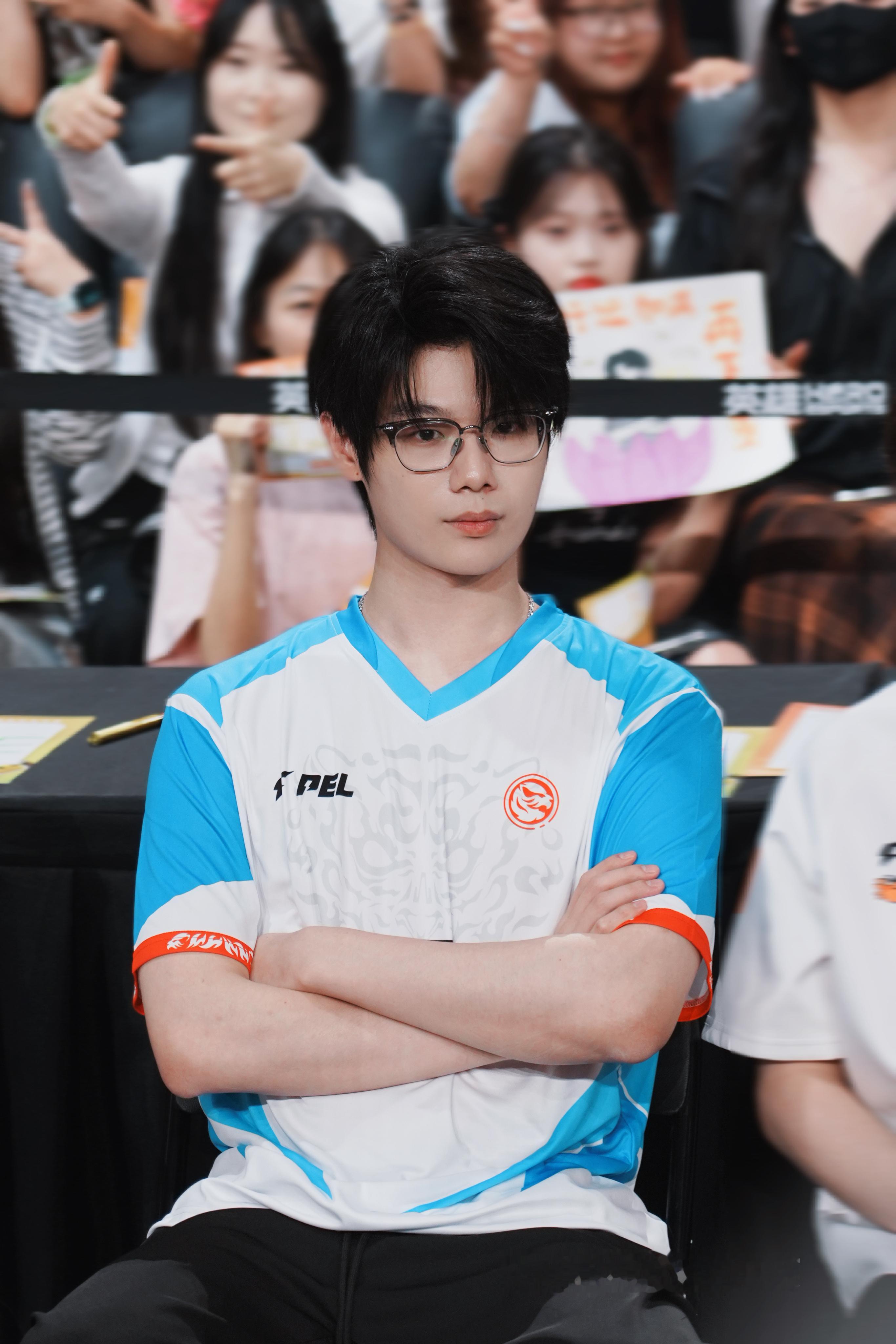 oo33 2026PEL夏季赛现场图曝光。画面中，该选手身着蓝白队服双臂交叉，表