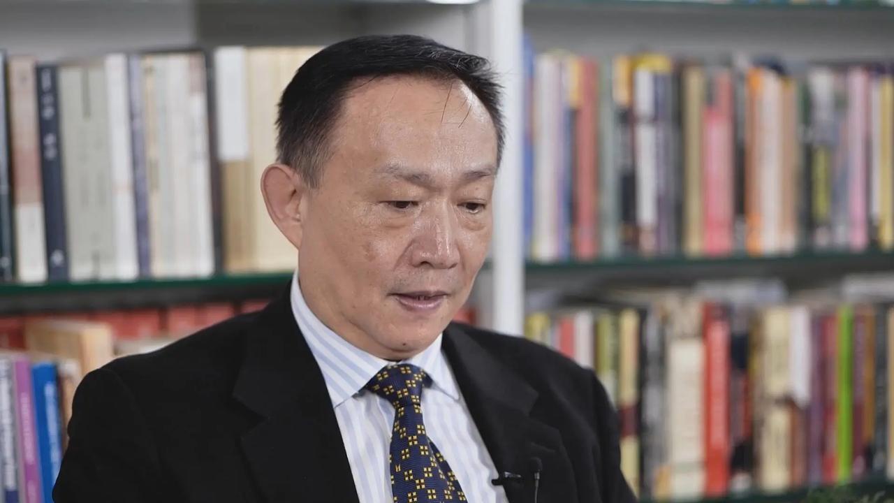 网上流传卢麒元的一段话：有人想把我们喝的水、用的电、上的网打包卖给资本，还生怕我