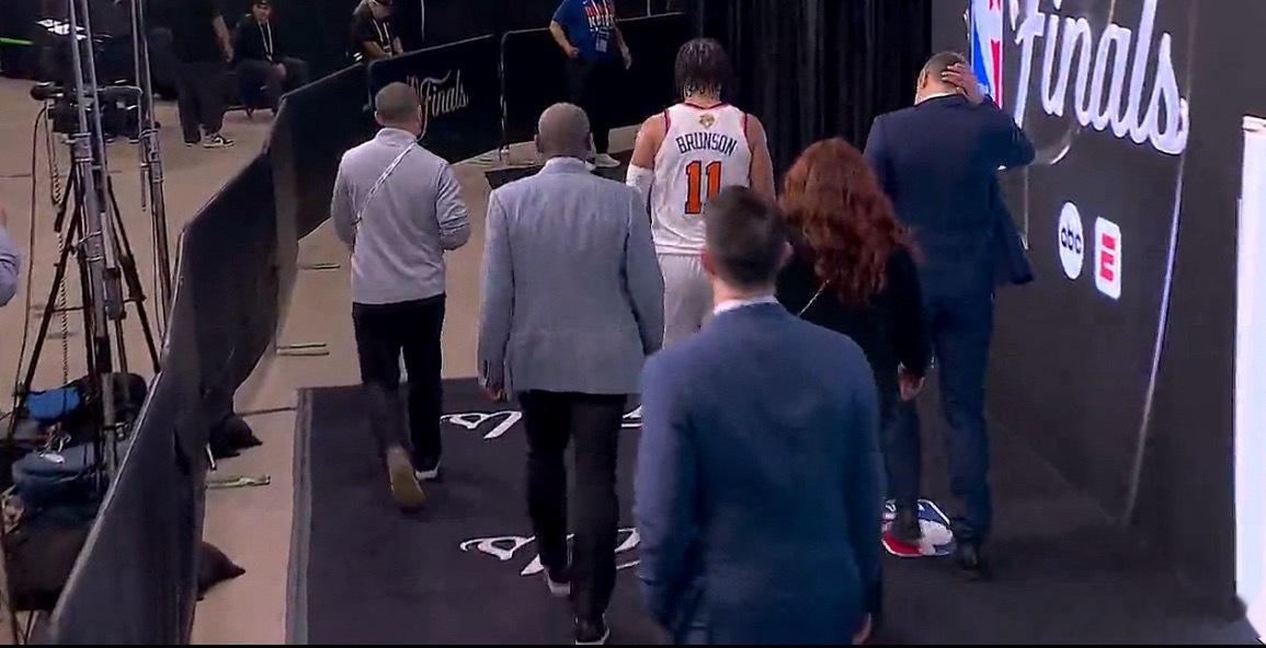 布伦森回更衣室了，天选马刺？天选文班？NBA总决赛尼克斯vs马刺
