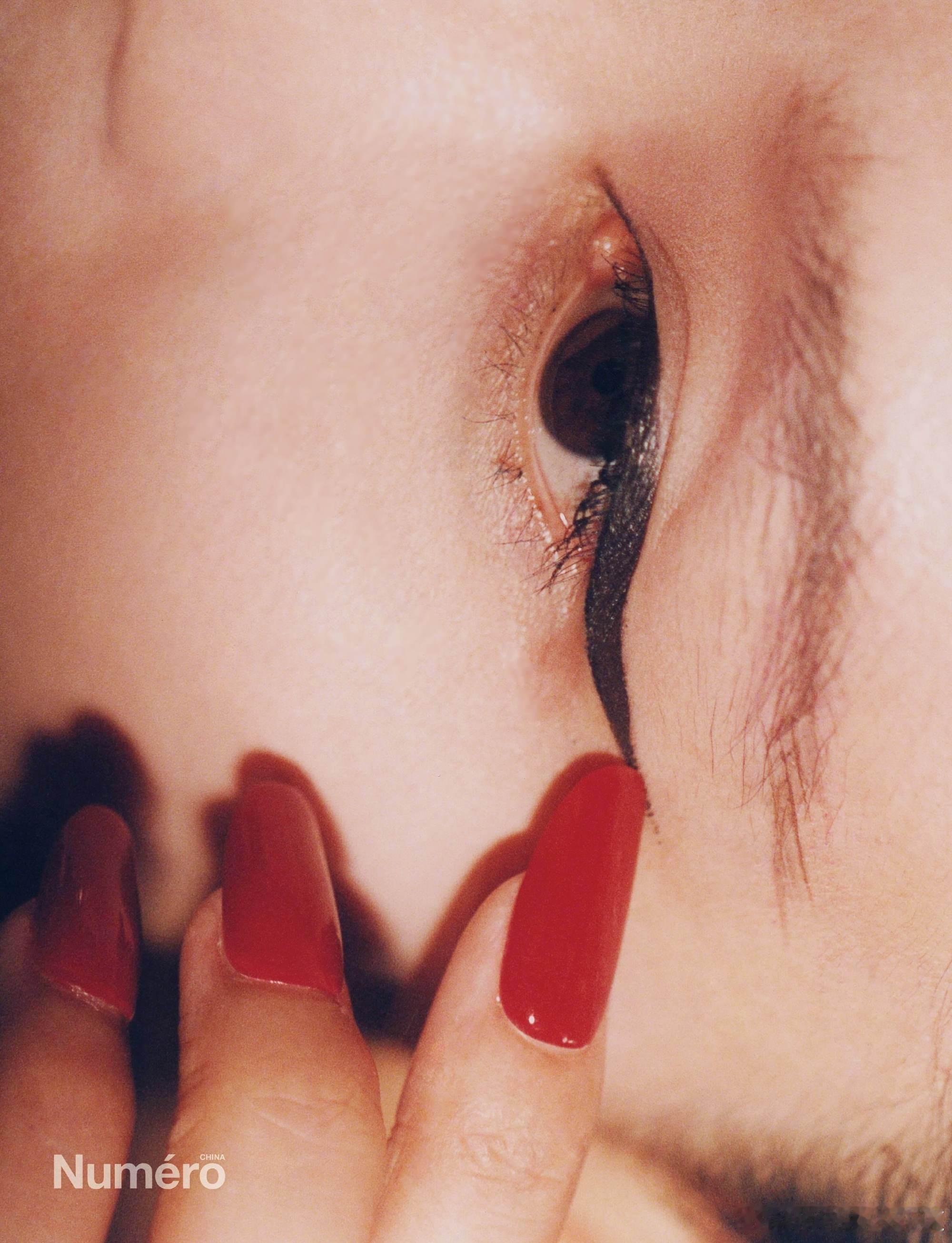 李沁新杂志海报图，皮肤真好，眼睛也挺好看的，整体时尚完成度挺高的，但也有个别图我