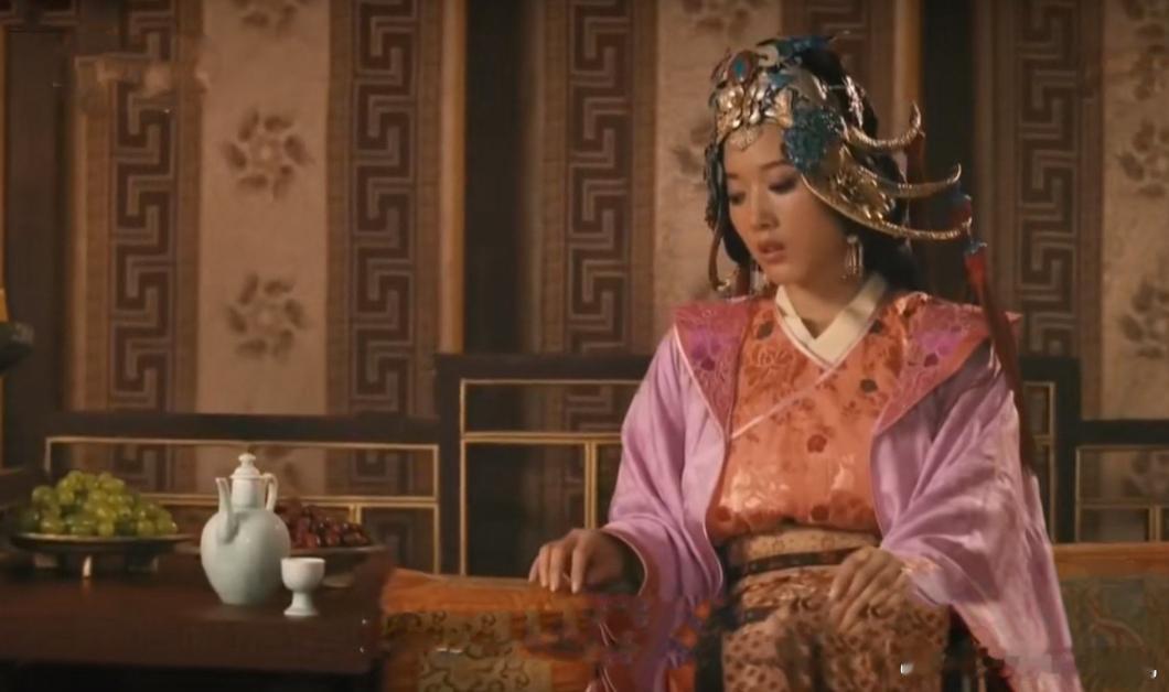 1099 年，西夏后宫中，小梁太后正用膳，门外辽国使者带侍卫闯入，冷冷喝道：“奉