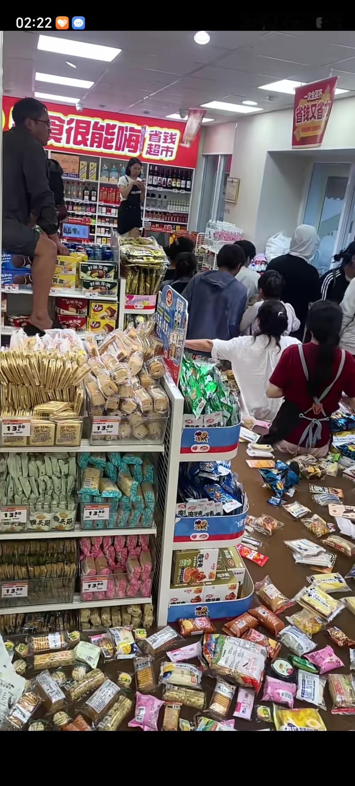 当昆明大雨的时候，被困在零食很能嗨超市里应该是一种幸福吧，饿了还能赶紧捞几袋薯片