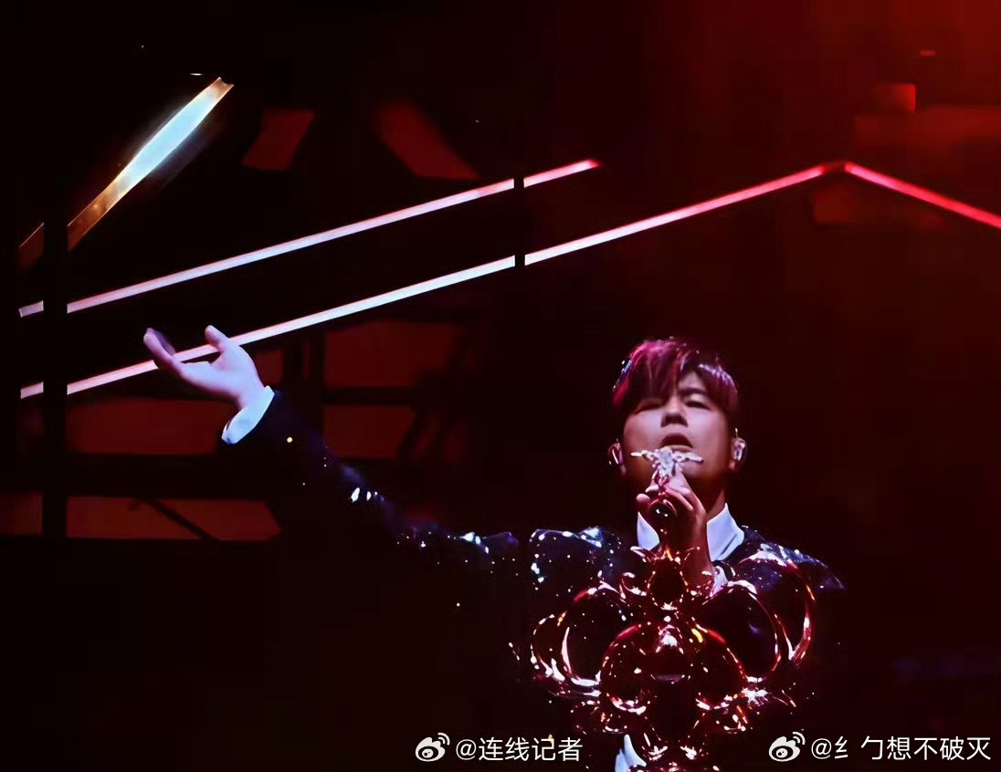 周杰伦在大小莲花办了年卡 建议直接给周董办个终身卡！大莲花听曲，小莲花挥拍，这通