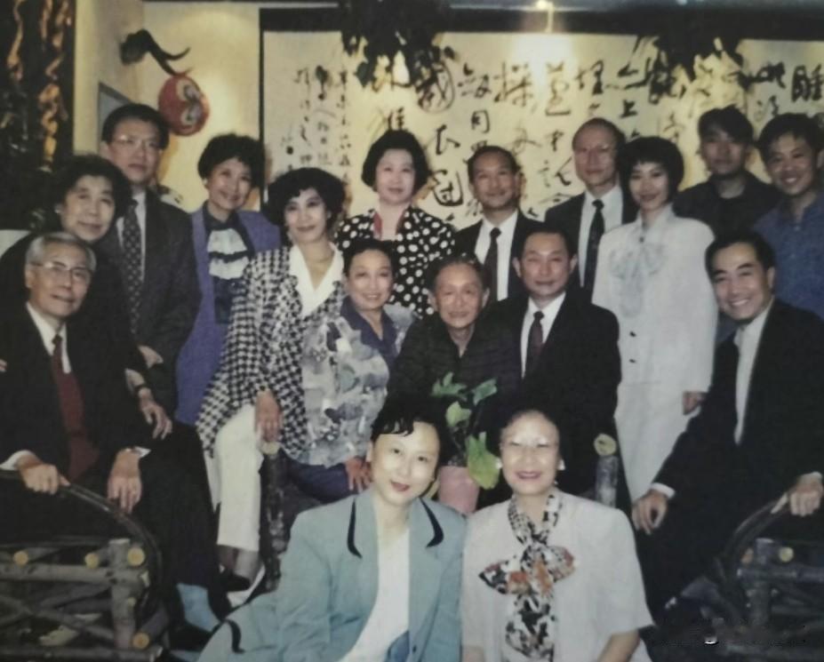 上世纪八十年代，一群京剧名家来了张大合影。如今这照片被岁月蒙上了一层纱，变得模模
