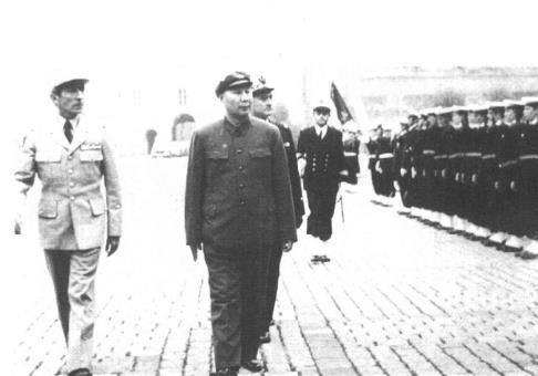 杨成武在国外访问。