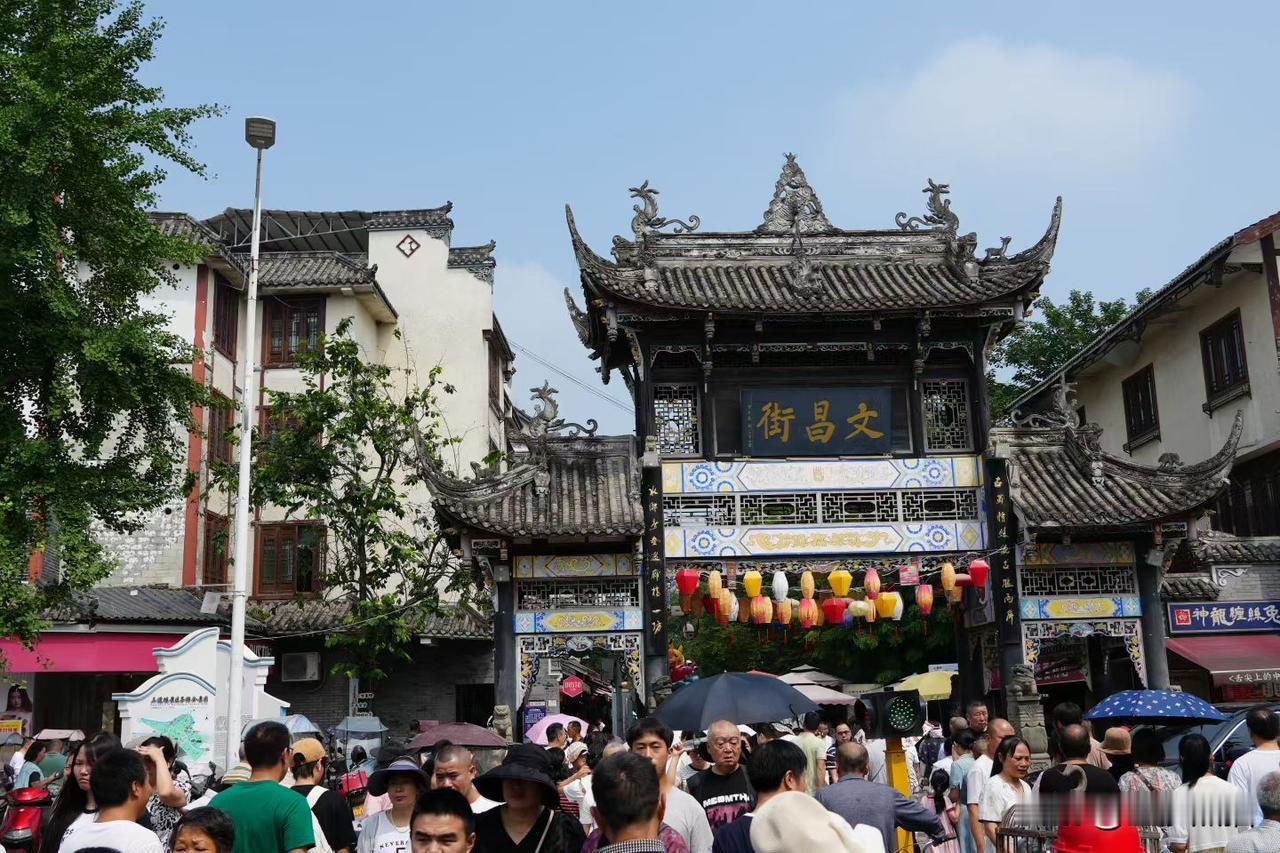 端午安康。三道堰水乡端午街拍｜河水载粽香，长街闹巡游，一帧烟火藏尽川西端午浪漫。