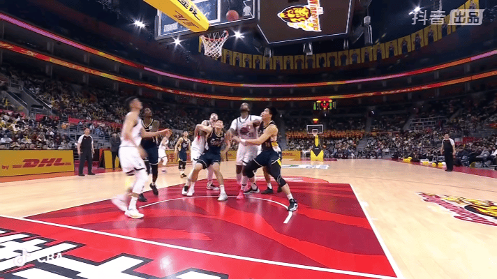 广东男篮vs山东男篮 这尼玛不是在故意假摔？？？ 