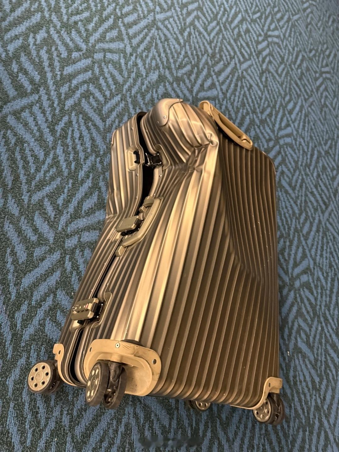 网友的旅行箱到底经历了什么铝镁合金的日默瓦都给干成这样[允悲] ​​​
