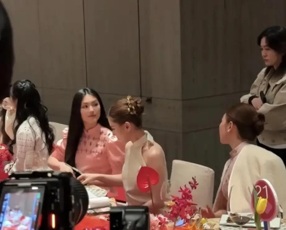 你发现没，真正顶级的富二代，反而最怕被认出来。
巴黎高定秀第一排，何超莲把手机调