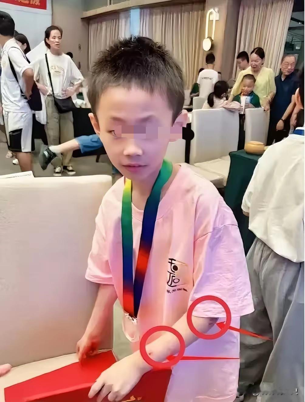 泪崩！9岁围棋天才陨落！竟是被亲生父亲的"暴力教育"逼上绝路！

刷到朱宏鑫的消