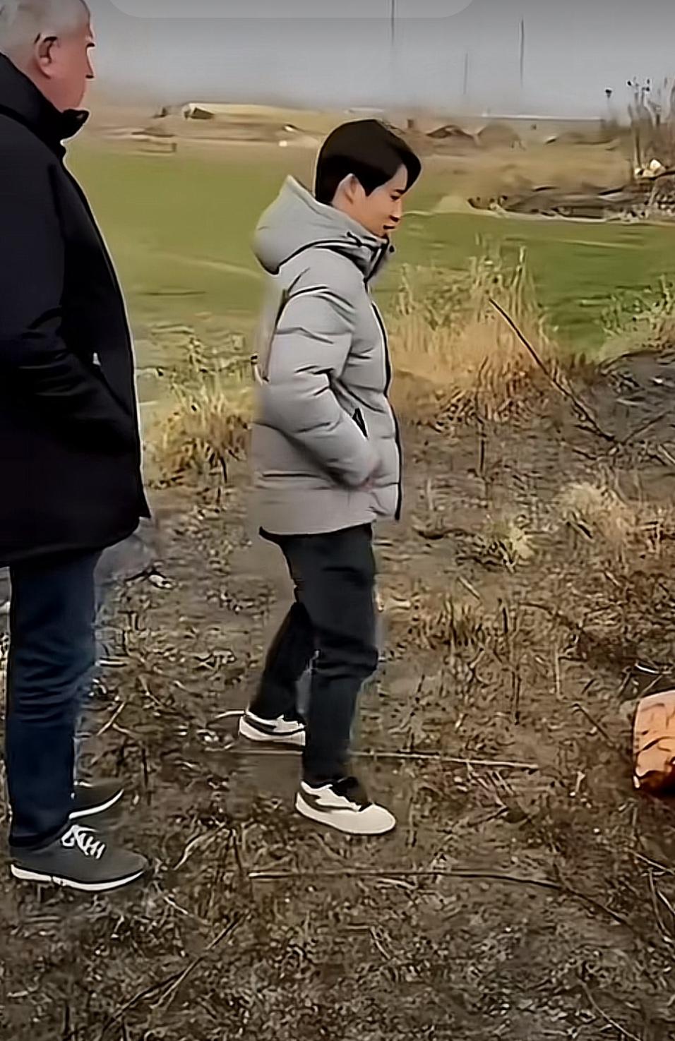 高洋对国内印象最深不是美食也不是美景，而是他第一次去自己爸爸墓碑前。由于他不会哭