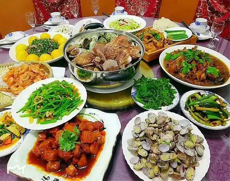 昨天去喝亲戚儿子的喜酒，差点看懵了——原定的席面都坐满了，突然涌进来十几拨人，主