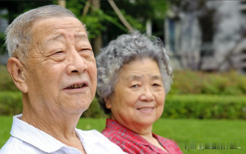 辽宁大连， 老人摇中一套经济实用房。他手中没钱。就向老伴的侄子借25万支付购房款