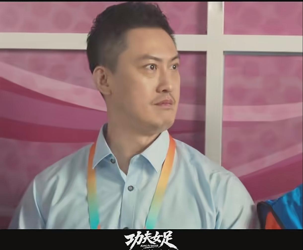 本来周末我陪着女儿去看周星驰电影《功夫足球》的感受是:情节乏善可陈，并没有摆脱当