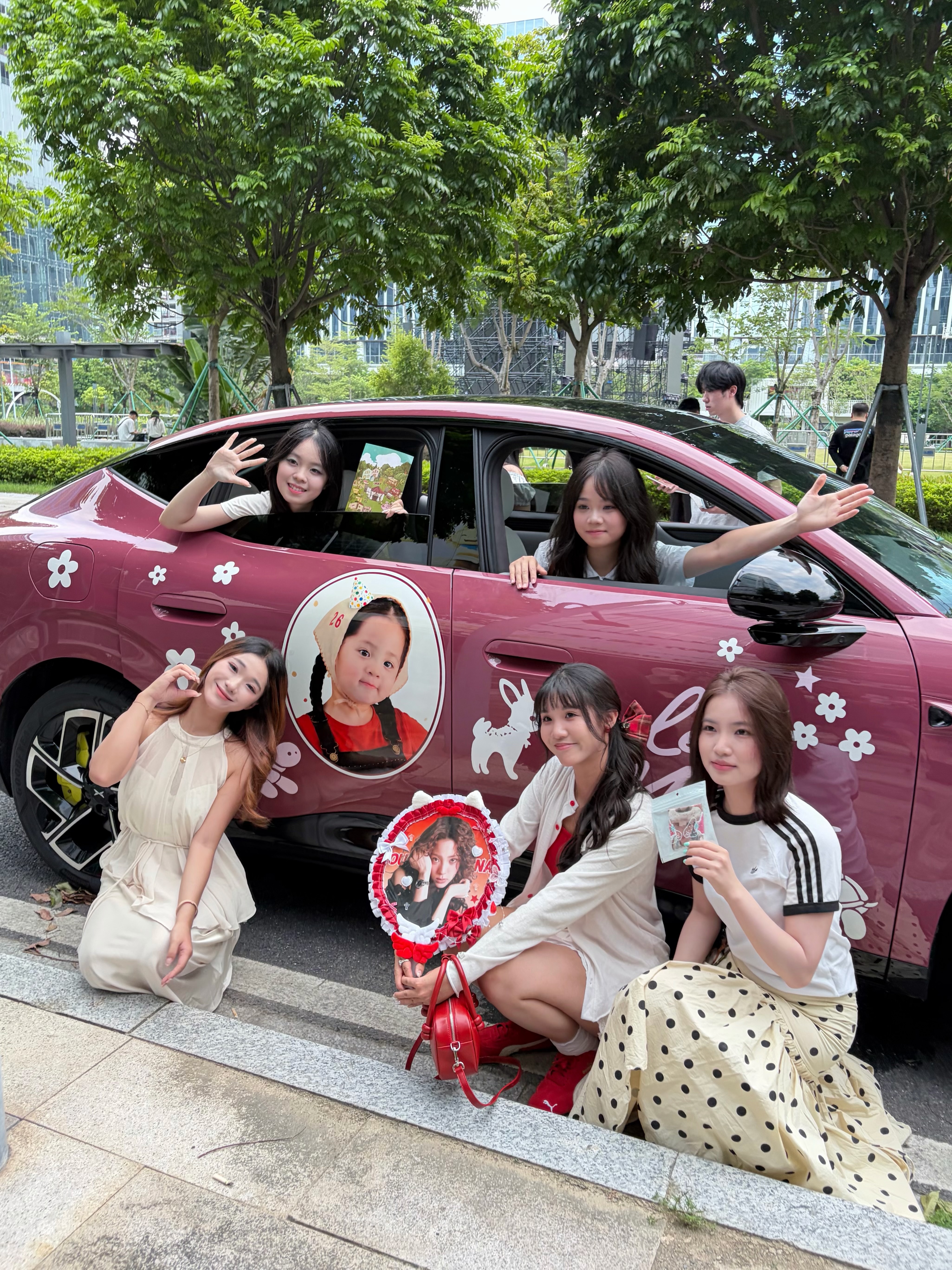 浙江的一位女生，因为喜欢欧阳娜娜，被种草入手MONA，直接开车从浙江自驾千里跑到