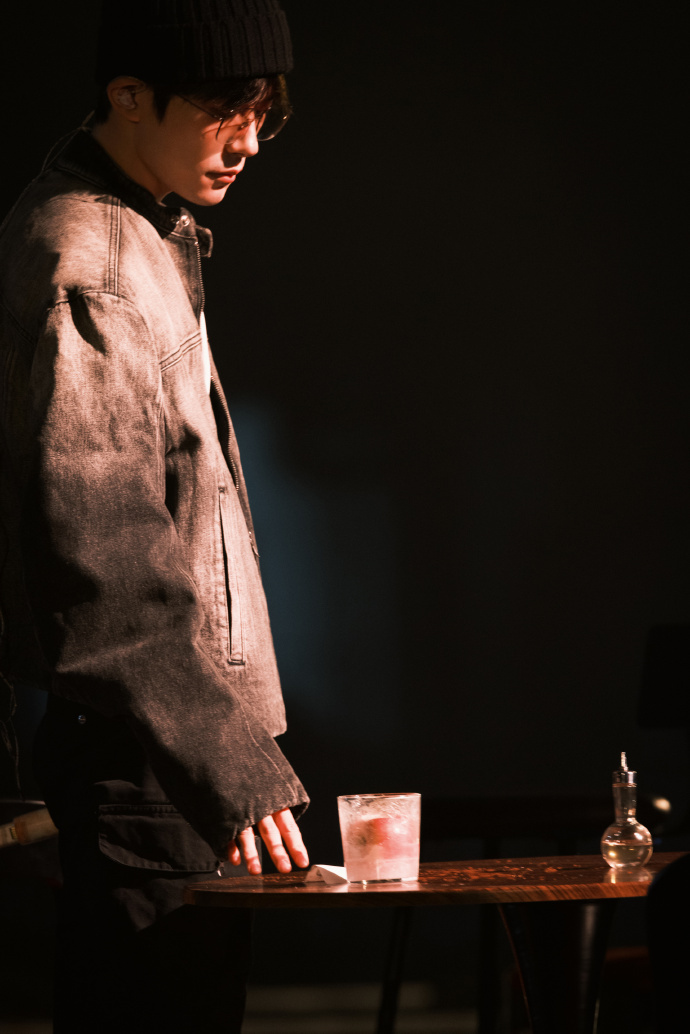 易烊千玺工作室对外分享了昨日的彩排图，图片捕捉到他彩排时的瞬间，“时光错开的频率