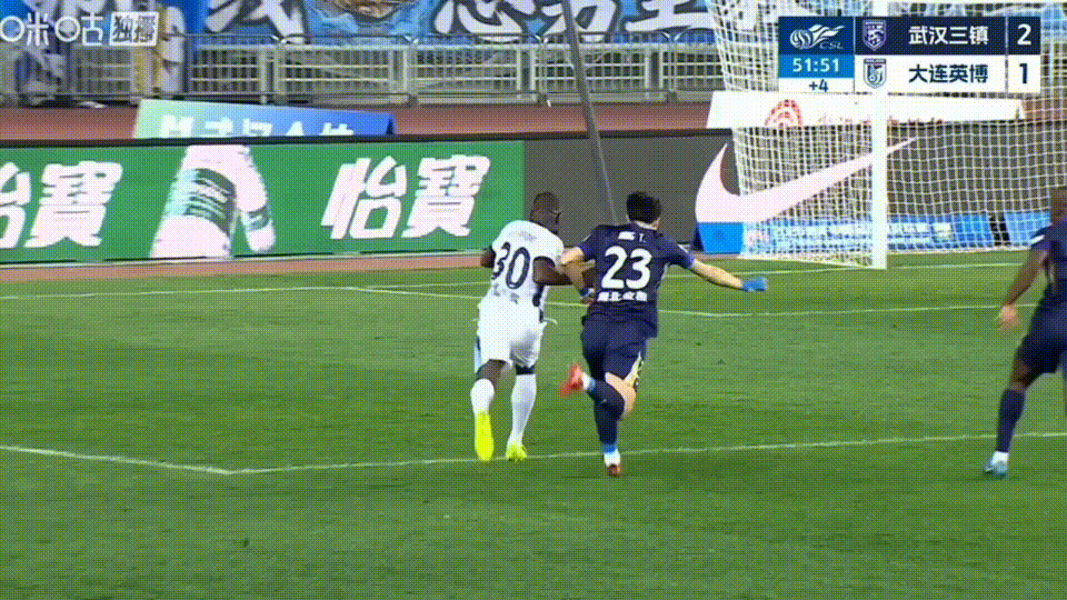 中超联赛～这个判罚点球？合理么？

大连英博外援阿奇姆鹏这个球，居然判罚点球，我