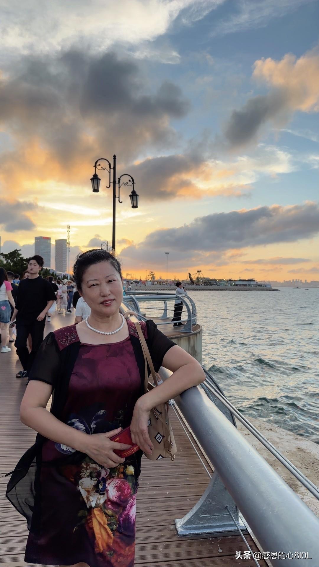 等了半个多小时，网约车还没过来。

傍晚时分，女儿带我来大连东港看日落，日落看了