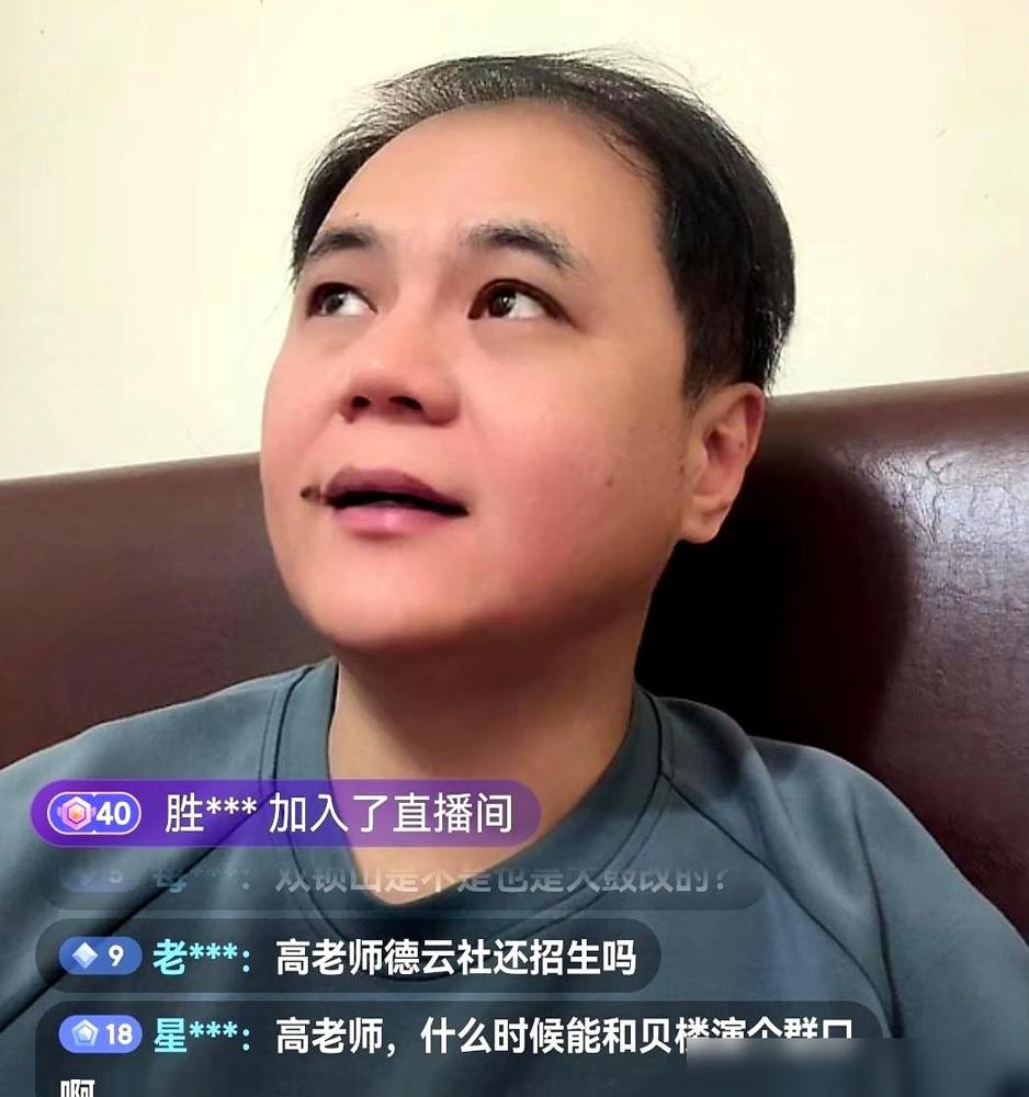 台上包袱摔下去连个回声都没有，场子冻得结冰。底下两百多号人全在低头划屏幕，连眼皮