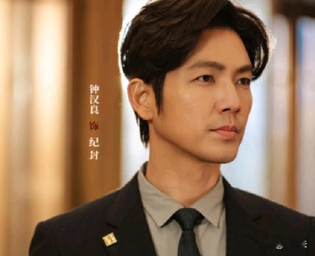 内娱长剧演员似乎有一种优越感，看不上短剧。他们不去演短剧，却把短剧的惯用的情节搬