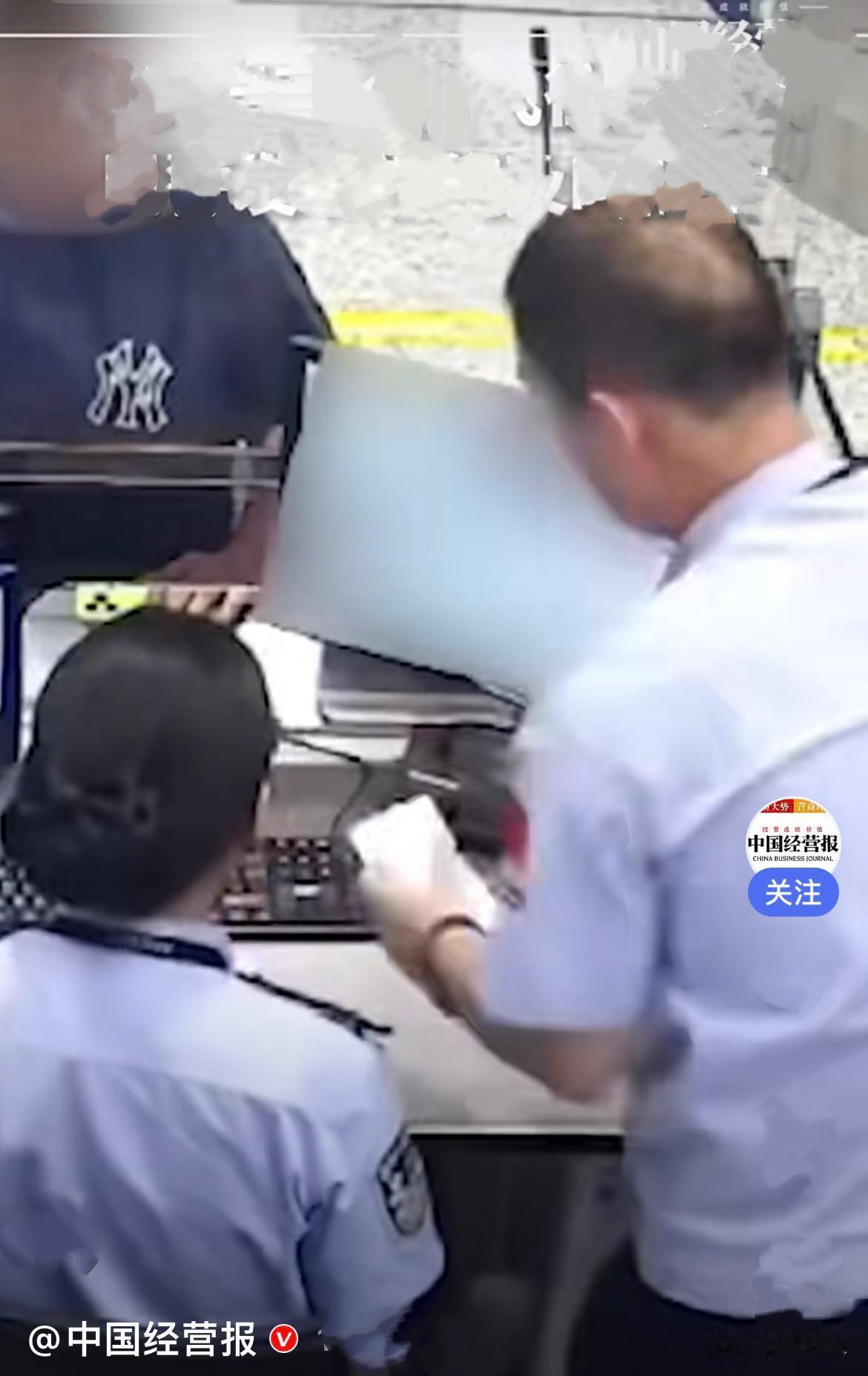 近日，杭州萧山机场出境大厅，上演了惊险又暖心的一幕……
      一名刚满18