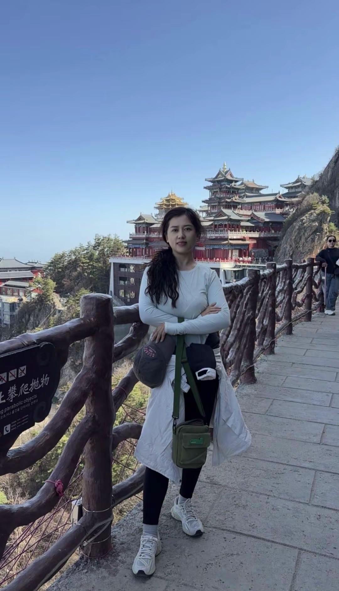 老君山爬山穿搭攻略🗻。1️⃣防晒衣出行：上山只穿一件防晒衣完全够，透气又轻便，