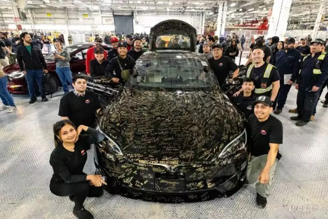 特斯拉特斯拉上海工厂被曝已停产 特斯拉在停产官宣中称，“14年的Model S，