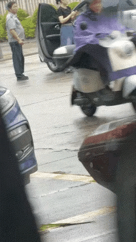 人家是保安，不是看你脸色的，

这一巴掌，能让大姐清醒好多年……