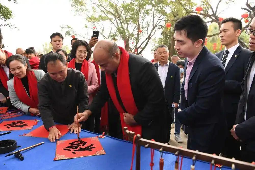 出去闯一闯，结果做到别国老大了，瑙鲁总统回广东老家过年，村口狮鼓相迎太有排面。