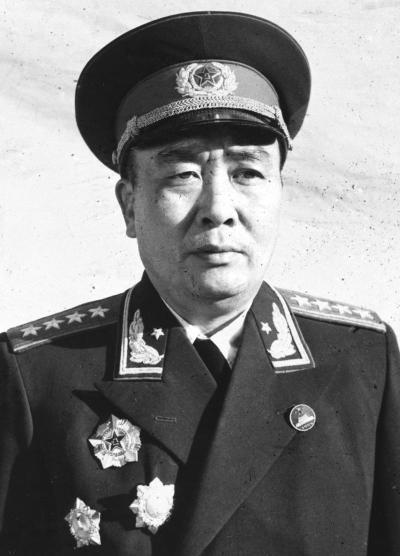 谭政被关8年，不知自己为何被整，后来徐帅一语挑明：你真是个书生！
 
谭政自早年