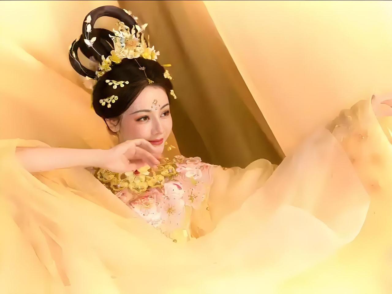 2025年河南卫视中秋晚会，迪丽热巴以《天女散花》惊艳亮相。她身着银纱缀金长裙，