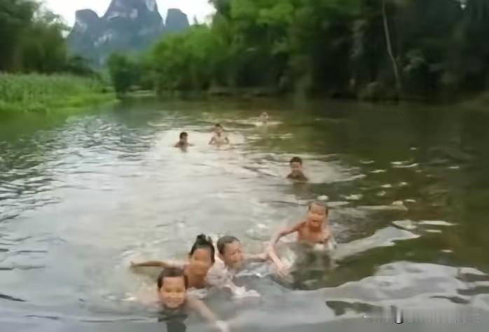 我们生产队有一条带水闸的主干水渠。由于水闸后方频繁放水，冲出了一个大坑。小时候，
