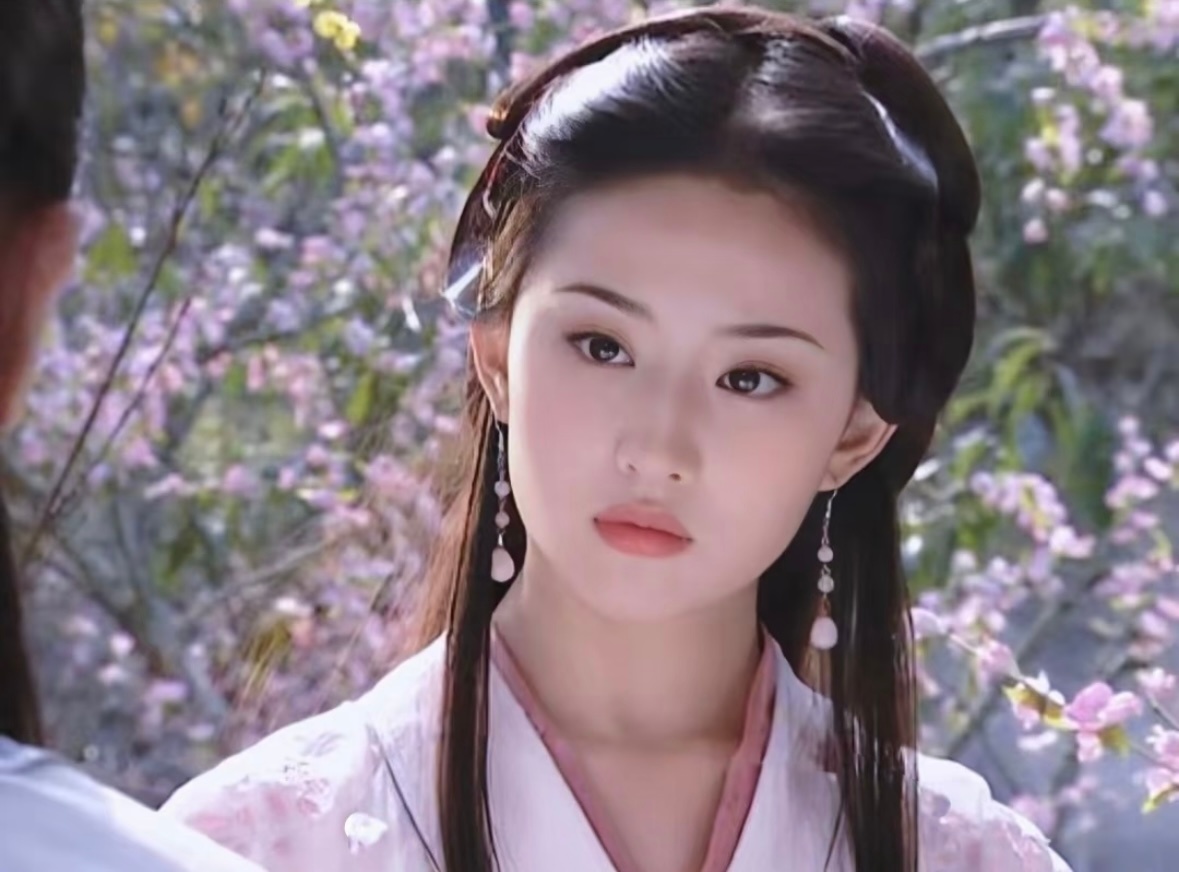 我小时候审美还没雏形时，出于本能就觉得刘亦菲特别好看。后来明白她拓宽了我的审美维