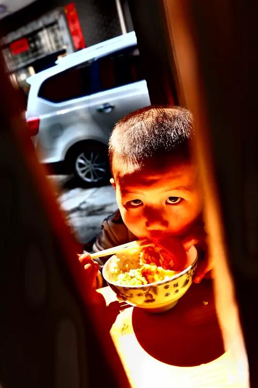 相亲带很多人去吃饭，合不合适真得具体情况具体分析。
要是只带一两个闺蜜来，帮忙把