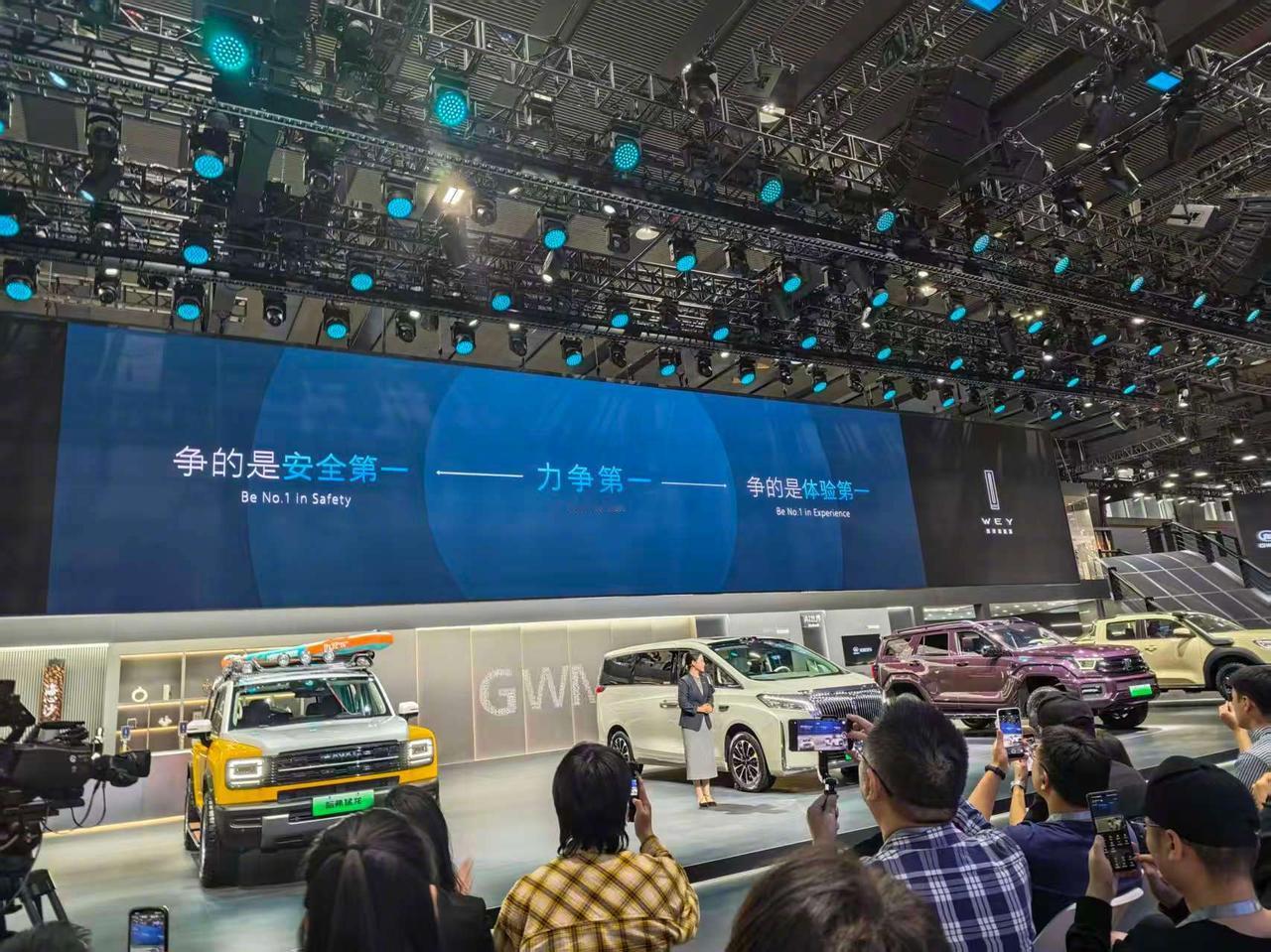 在 2025广州国际车展 上，魏牌携全新高山家族、全新蓝山、新摩卡Hi4重磅亮相