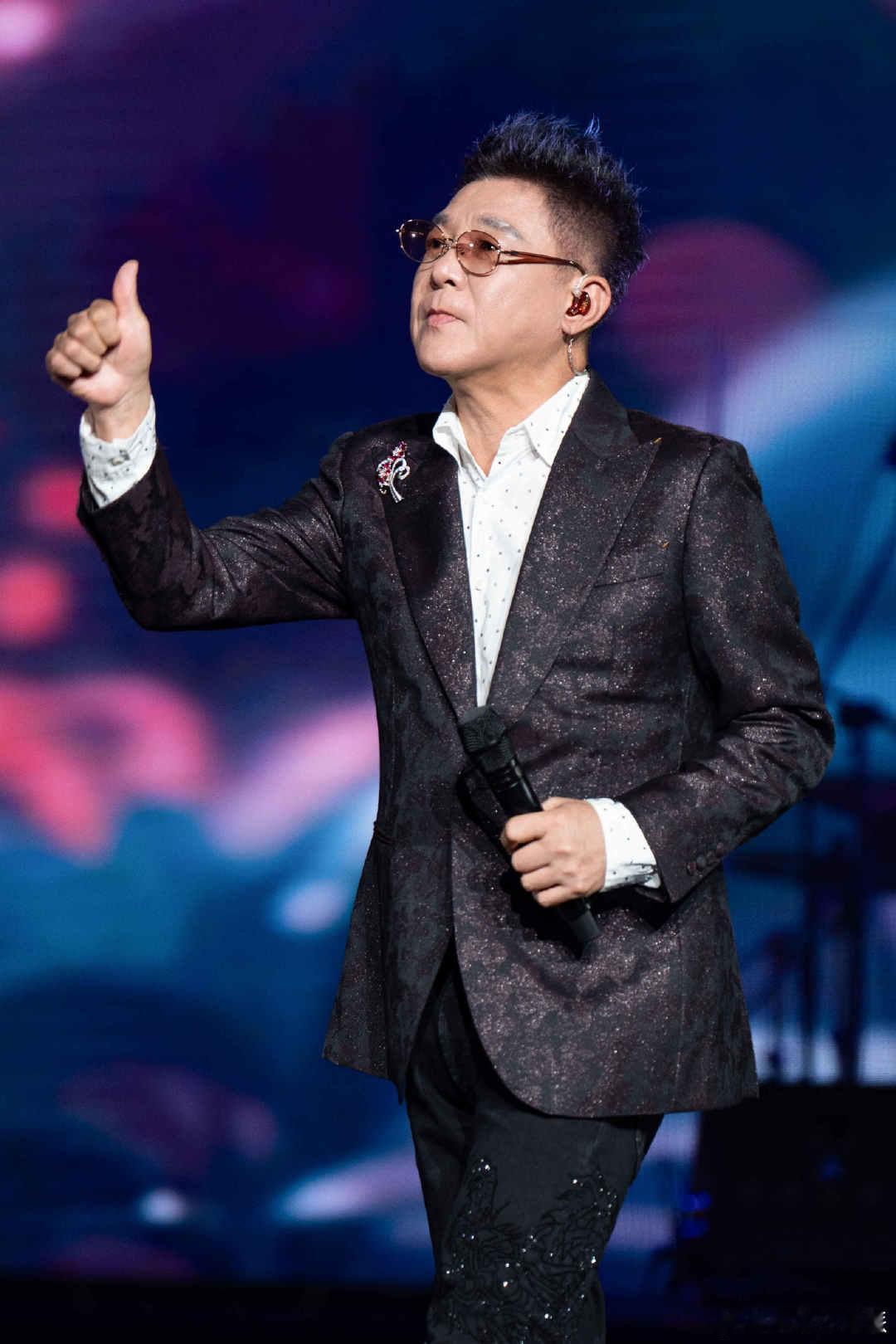 姜育恒69岁状态 被姜育恒69岁的状态狠狠戳中小心脏！《跟往事干杯》一开口，仿佛