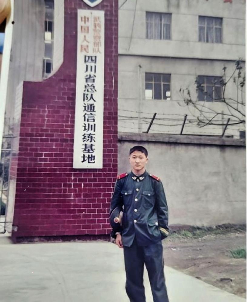 2006年，3名壮汉挟持一名18岁女学生，女孩在长途汽车上悄声向同车的一名武警战