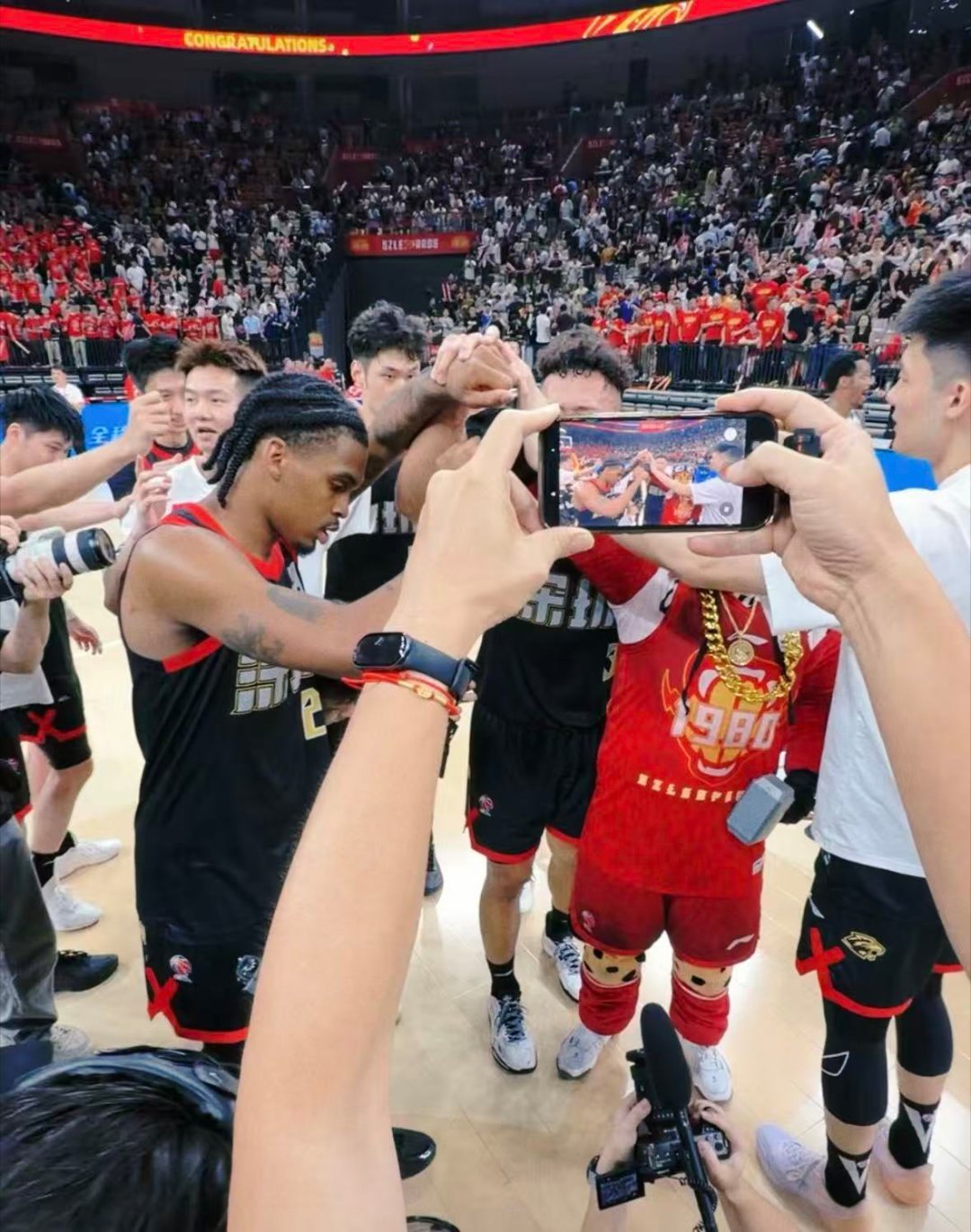 上海男篮昨晚完成20分大逆转晋级CBA总决赛，时隔24年重返总决赛舞台，深圳男篮