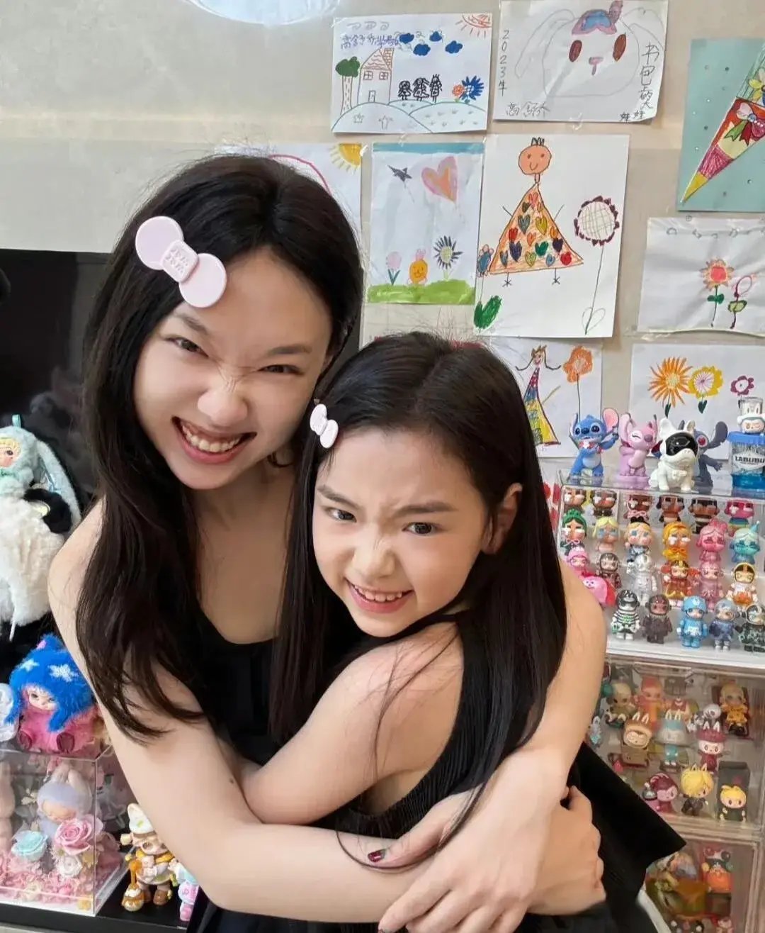 管乐和董璇女儿终于见面同框了，天天都听网友说像，还真是一模一样！ ​​​