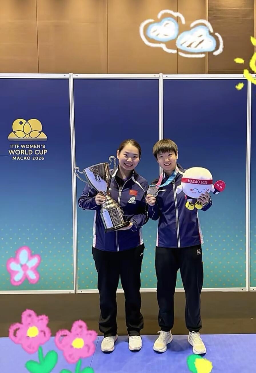 孙颖莎与何卓佳分享奖杯见证你一路披荆斩棘，又捧起冠军奖杯佳姐和莎莎友谊久久 